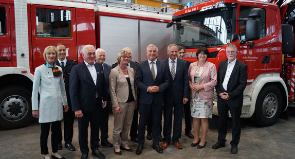 Finanzministerin Sitzmann (5. v.l.) bei der Übergabe der Landesfeuerwehrschule in Bruchsal.