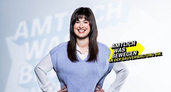 Strahlende Frau in Blau, repräsentiert Engagement in der Bauverwaltung BW.