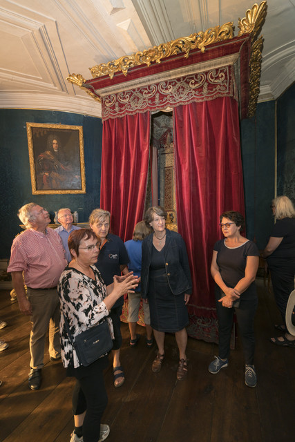 Schlösser und Gärten Radtour mit Staatssekretärin Splett und dem ADFC Monika Menth (Leiterin der Schlossverwaltung Weikersheim) führt die Gäste durch das Schloss.