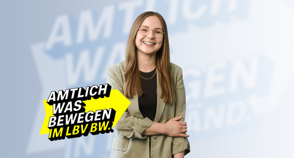 Junge Frau mit langem braunen Haar lächelt in die Kamera. Im Vordergrund befindet sich der Slogan „Amtlich was bewegen beim LBV.“ auf einem gelben Pfeil.