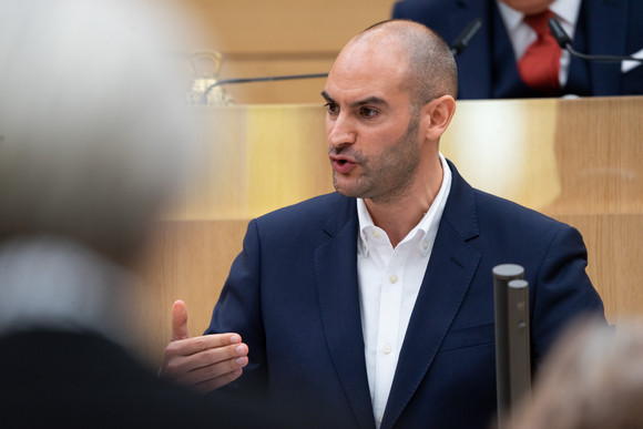Haushalt Einbringung des Haushalts 2022 Finanzminister Dr. Danyal Bayaz bringt den Haushalt 2022 ins Parlament ein.