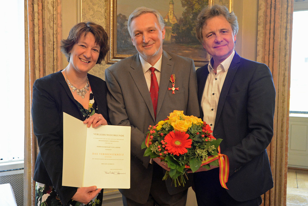 Gruppenbild im Anschluss an die Übergabe des Bundesverdienstkreuzes: Staatssekretärin Gisela Splett, Dankwart von Loeper und Karlsruhes Oberbürgermeister  Frank Mentrup (von links nach rechts).