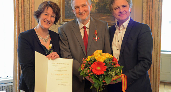 Gruppenbild im Anschluss an die Übergabe des Bundesverdienstkreuzes: Staatssekretärin Gisela Splett, Dankwart von Loeper und Karlsruhes Oberbürgermeister  Frank Mentrup (von links nach rechts).
