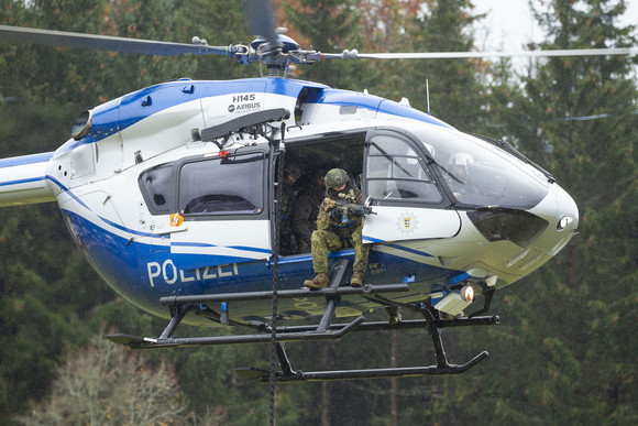 Sicherheit BWTEX 2019 Ein Polizeihubschrauber bringt Kräfte des SEK an den Einsatzort.
