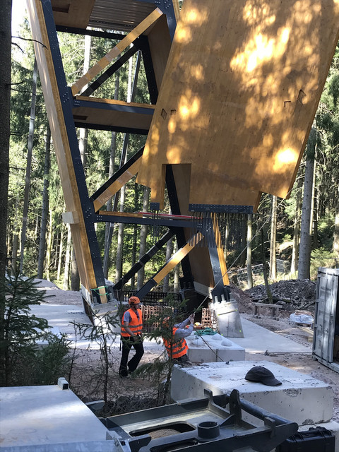 Die Holzbeplankung des Turms wird montiert.