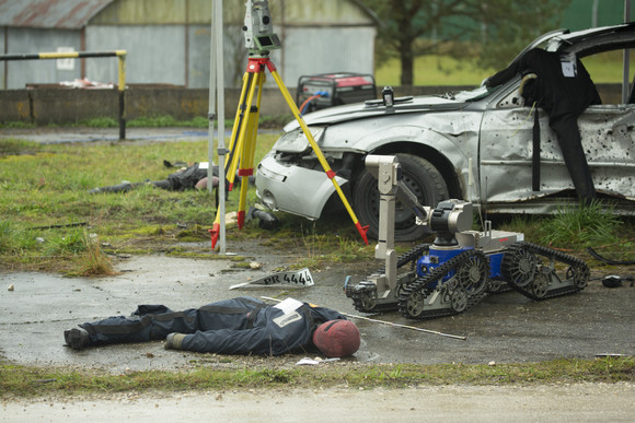 Sicherheit BWTEX 2019 Mitarbeiter des Landeskriminalamts untersuchen einen Tatort.