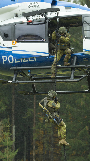 Sicherheit BWTEX 2019 SEK-Kräfte kommen am Einsatzort per Hubschrauber an.