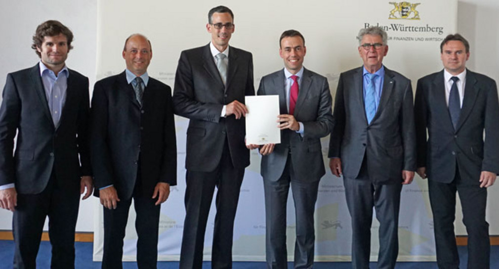 Förderung Ministerium für Finanzen und Wirtschaft fördert Forschungsprojekt zur Verknüpfung von Industrie 4.0 und Solarenergie Minister Nils Schmid übergab den Bewilligungsbescheid für das Forschungsprojekt zur Verknüpfung von Industrie 4.0 und Solarenergie an Vertreter der beteiligten Institute.