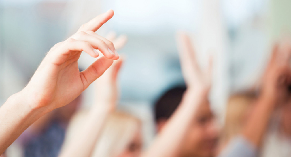 Bildungszeitgesetz Am 1. Juli tritt das Bildungszeitgesetz in Kraft Menschen in einem Seminarraum