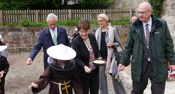 Finanzstaatssekretärin Gisela Splett sät zusammen mit Schülerinnen und Schülern eine neue Magerwiese in Kloster Lorch ein.