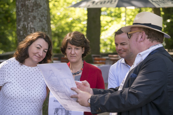 Burgen Splett besucht Burg Alt-Eberstein, Altes Schloss Hohenbaden und Yburg Schlösserreise 2017 Burg Alt-Eberstein, Altes Schloss Hohenbaden und die Yburg. Im Bild v.l.n.r.: Beate Böhlen (MdL-DIE GRÜNEN), Gisela Splett (Staatssekretärin Ministerium für Finanzen BW), Tobias Wald (Mdl-CDU) und Ralf Wagner (Konservator).