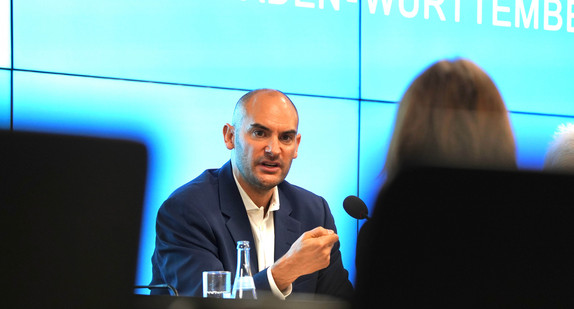 Finanzminsiter Danyal Bayaz spricht bei der Pressekonferenz im Landtag von Baden-Württemberg