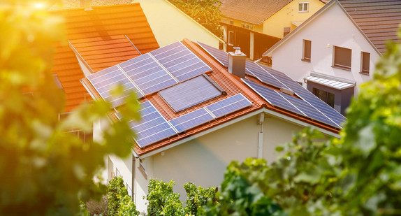 Ein Einfamilienhaus mit Photovoltaik auf dem Dach. Foto: stock.adobe.com / Batorskaya Larisa