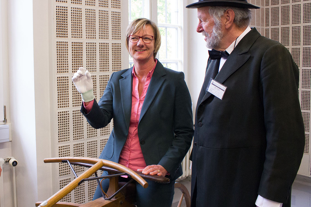 Finanzministerin Edith Sitzmann präsentiert die erste 20-Euro-Sammlermünze „Laufmaschine von Karl Drais 1817“