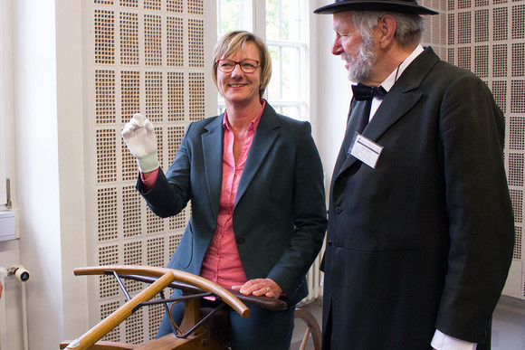 Beteiligungen Finanzministerin prägt erste 20-Euro-Sammlermünze „Laufmaschine von Karl Drais 1817“ Finanzministerin Edith Sitzmann präsentiert die erste 20-Euro-Sammlermünze „Laufmaschine von Karl Drais 1817“