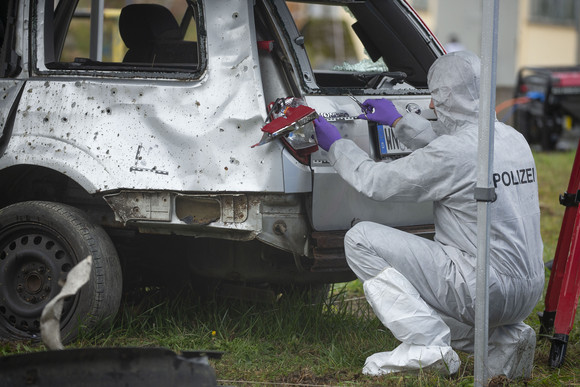Sicherheit BWTEX 2019 Mitarbeiter des Landeskriminalamts untersuchen einen Tatort.