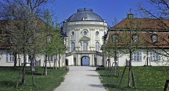 Parkanlage und Mittelbau von Schloss Solitude