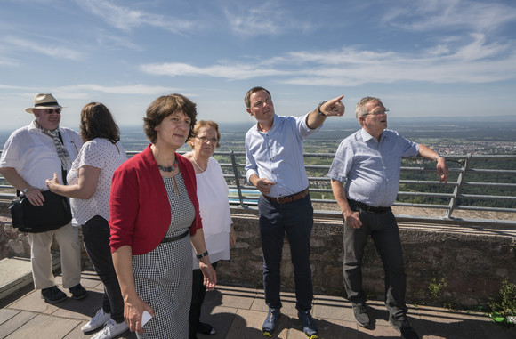Burgen Splett besucht Burg Alt-Eberstein, Altes Schloss Hohenbaden und Yburg Schlösserreise 2017 - Yburg. Im Bildvordergrund Gisela Splett (Staatssekretärin Ministerium für Finanzen BW), rechts daneben Nicolette Kressl (Regierungspräsidentin Karlsruhe), Tobias Wald (Mdl-CDU) und Bernhard Gieß (Ministerialrat Ministerium für Finanzen BW). Links im Bildhintergrund Ralf Wagner (Konservator) und Beate Böhlen (MdL-DIE GRÜNEN).
