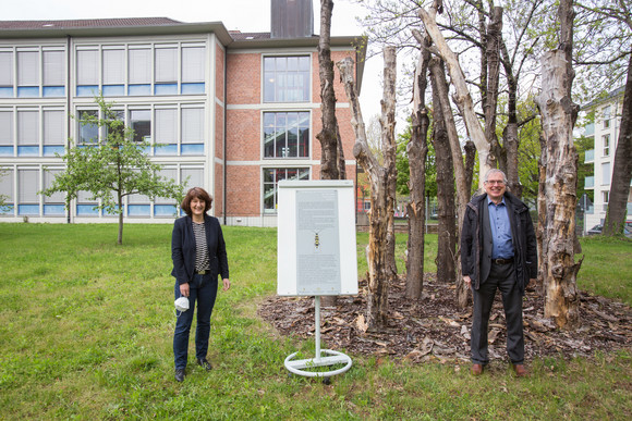 Staatssekretärin Gisela Splett und Oberfinanzpräsident Stephan stehen mit der neuen Infotafel vor der Installation. / Foto: Ignacio Linares / free2rec