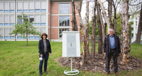 Staatssekretärin Gisela Splett und Oberfinanzpräsident Stephan stehen mit der neuen Infotafel vor der Installation. / Foto: Ignacio Linares / free2rec