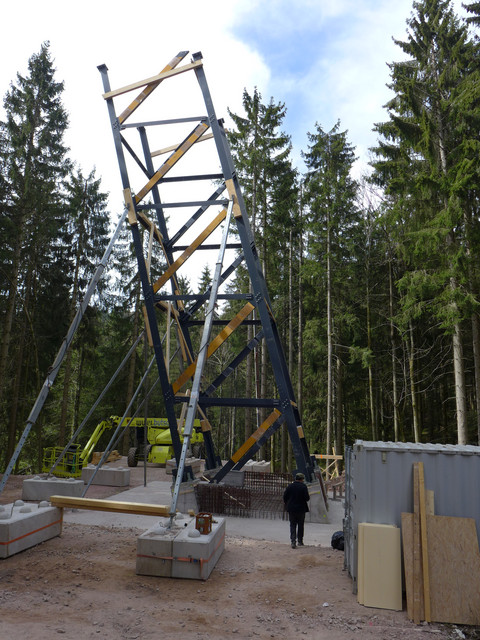 Auf dem Fundament wurde bereits der erste Teil der Turmkonstruktion montiert.