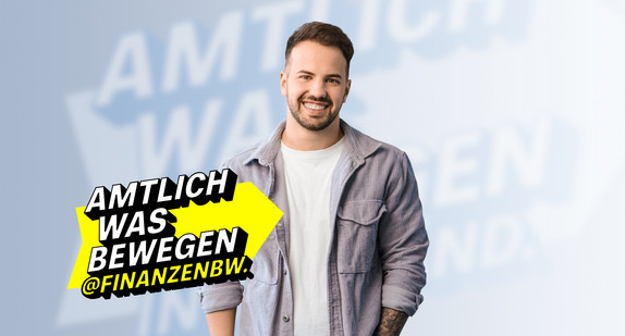 Lächelnder Mann im hellen T-Shirt und Hemd im Vordergrund, steht für die Arbeit im Bereich Finanzen BW.