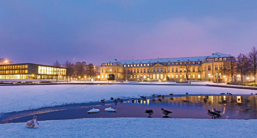 Neues Schloß in Stuttgart mit Schnee bedeckt