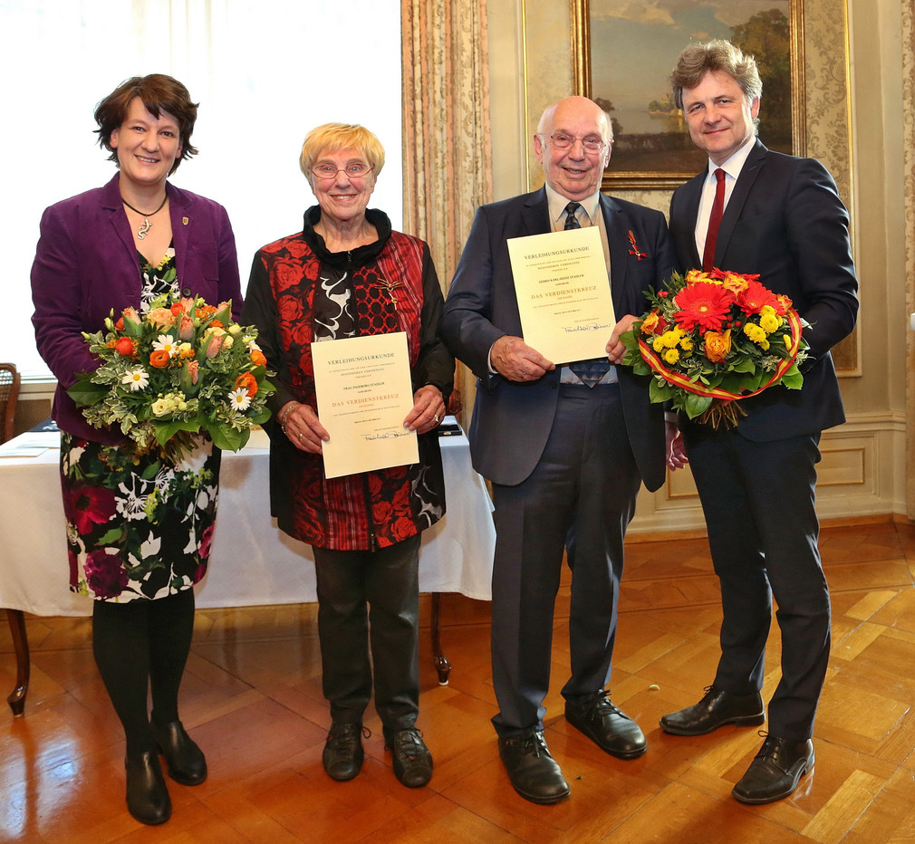 Staatssekretärin Gisela Splett ehrt Ingeborg und Karl Heinz Stadler im Palais Solms in Karlsruhe.