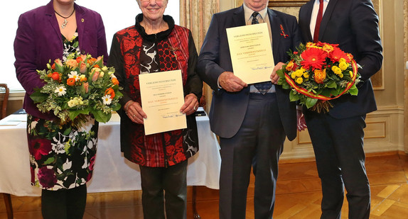 Staatssekretärin Gisela Splett ehrt Ingeborg und Karl Heinz Stadler im Palais Solms in Karlsruhe.