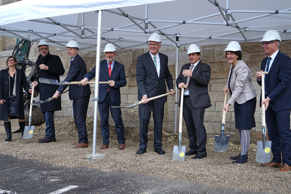 Ministerpräsident Winfried Kretschmann (4. v. r.) und Finanzstaatssekretärin Gisela Splett (2. v. r.) beim Spatenstich zum Informationszentrum der Hochschule Nürtingen-Geislingen.