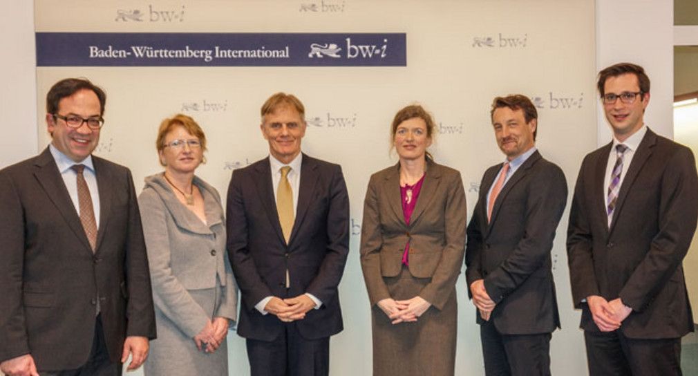 Gruppenfoto: (v.l.n.r.) Jürgen Oswald, Geschäftsführer bw-i, Edith Köchel, Referatsleiterin Clusterpolitik, regionale Wirtschaftspolitik im Finanz- und Wirtschaftsministerium, Friis Arne Petersen, Botschafter königlich dänische Botschaft,  Emilie Normann Vice consul, Innovation Attaché königl. dänisches Konsulat München, Dr. Meier zu Köcker Leiter der ClusterAgentur Baden-Württemberg, Thilo Glasbrenner, bw-i. Quelle: Lentz