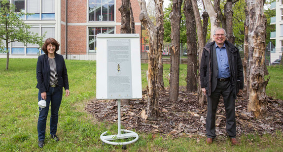 Staatssekretärin Gisela Splett und Oberfinanzpräsident Stephan stehen mit der neuen Infotafel vor der Installation.Ignacio Linares / free2rec