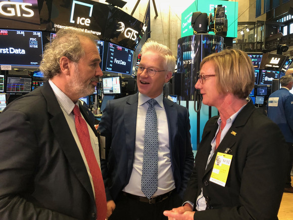 Delegationsreise Informationsreise in die USA und Kanada Gespräche in der New Xorker Börse: Prof. Dr. Wolfgang Kuhn, Vorsitzender des Vorstands des Bankenverbands Baden-Württemberg e. V. und Vorsitzender des Vorstands der SÜDWESTBANK AG; Markus Koch, Börsenexperte; Edith Sitzmann MdL, Ministerin für Finanzen des Landes Baden-Württemberg (v.l.n.r.)