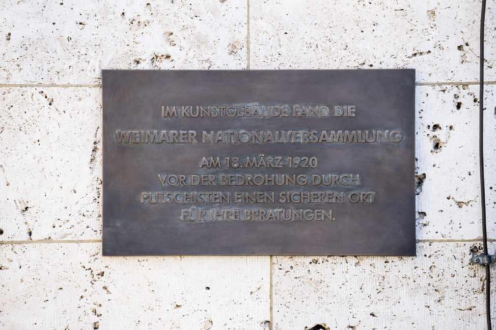 Die Gedenktafel am Kunstgebäude mit dem Schriftzug: "In Kunstgebäude fand die Weimarer Nationalversammlung am 18. März 1920 vor der Bedrohung durch Putschisten einen sicheren Ort für ihre Beratungen."