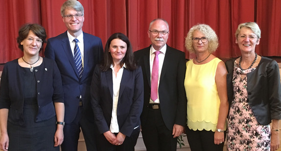 Staatssekretärin Gisela Splett (links) bei der Amtseinführung von Olga Schießl als Leiterin des Finanzamts Heidenheim.
