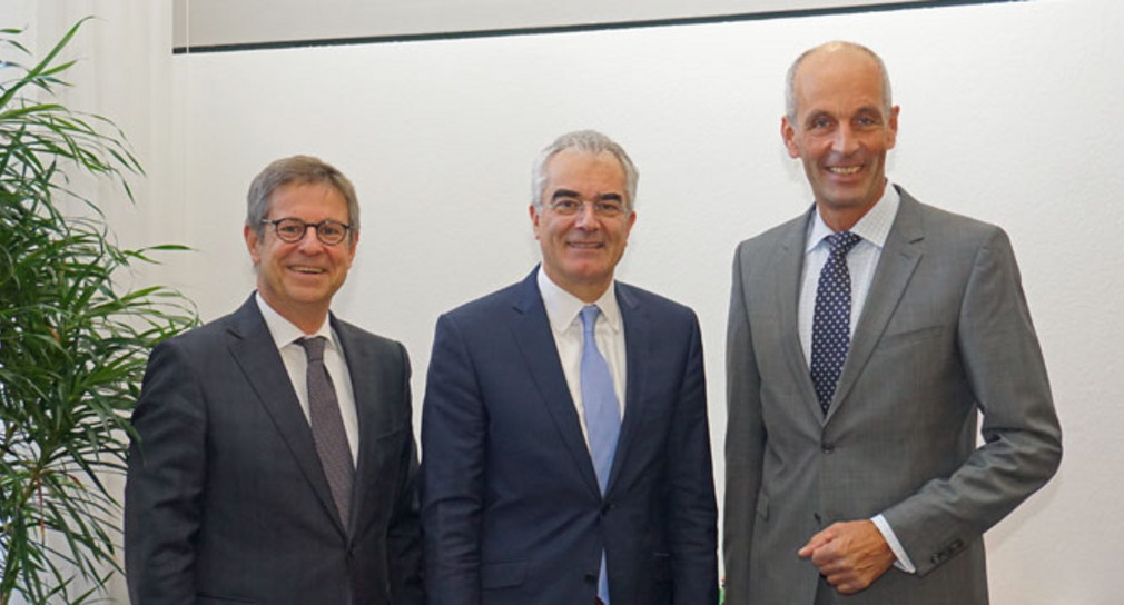 Förderung Ministerium für Finanzen und Wirtschaft fördert die IHK Hochrhein-Bodensee mit rund 1.170.000 Euro Ministerialdirektor Guido Rebstock übergibt den Förderbescheid an den Präsidenten der IHK Hochrhein-Bodensee Thomas Conrady (links) und Hauptgeschäftsführer Professor Dr. Claudius Marx (rechts).