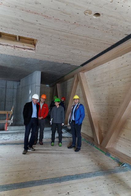 Das Besucher- und Informationszentrum hat wesentliche Träger aus Holz und wird außen mit Holzschindeln verkleidet sein.