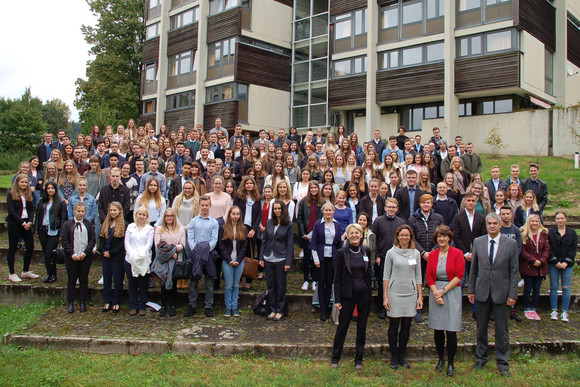 Ausbildung Staatssekretärin begrüßt 176 neue Auszubildende Staatssekretärin Gisela Splett heißt in Schwäbisch Gmünd 176 neue Auszubildende der Steuerverwaltung willkommen.