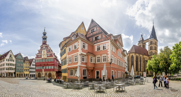 Rathaus und Kirche der Stadt Esslingen am Neckar. Bild: ©pure-life-pictures - stock.adobe.com