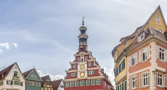 Rathaus und Kirche der Stadt Esslingen am Neckar. Bild: ©pure-life-pictures - stock.adobe.com