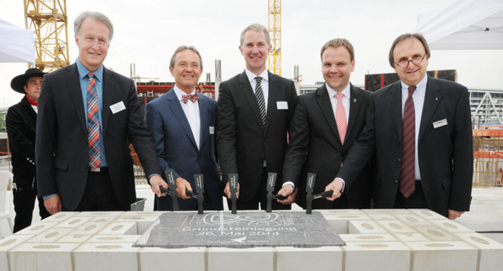 Staatssekretär Ingo Rust (2.v.r.) mit den Flughafen-Geschäftsführern Prof. Georg Fundel (4. v.r.) und Walter Schoefer (r.) sowie Mark Smith, Geschäftsführer  von Ernst & Young und Leinfeldens OB Roland Klenk. (Quelle: Flughafen Stuttgart GmbH)