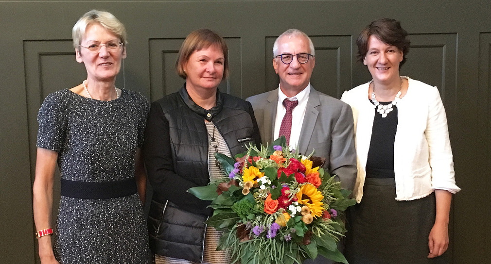 Finanzstaatssekretärin Gisela Splett (rechts) und Oberfinanzpräsidentin Andrea Heck (links) übertragen Dieter Möhler offiziell die Leitung des Finanzamts Reutlingen.