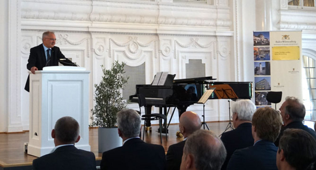 Jubiläum 10 Jahre Vermögen und Bau Baden-Württemberg Staatssekretär Peter Hofelich gratulierte dem Landesbetrieb Vermögen und Bau Baden-Württemberg am 27. Juli 2015 in einer Feierstunde zum 10-jährigen Bestehen.