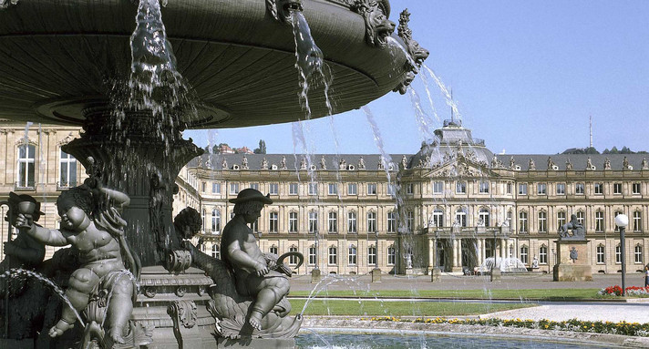 Außenansicht des Neuen Schlosses Stuttgart mit barocker Fassade und Schlossplatz.
