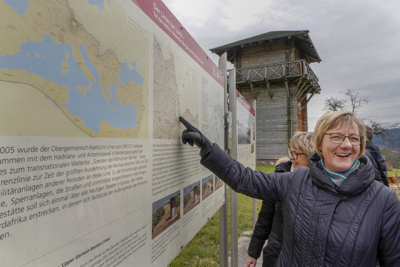 Schlösser und Gärten Finanzministerin besucht Kloster Lorch Finanzministerin Edith Sitzmann am Wachturm des römischen Limes vor der Klosteranlage Lorch.