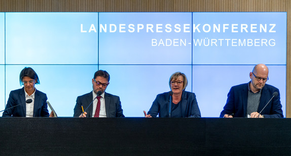 Von rechts nach links: Finanzministerin Edith Sitzmann, Michel Feigenbrügel, Steuerattaché der französischen Botschaft Berlin, und Kirsten Rösel vom Bundeszentralamt für Steuern bei der Pressekonferenz.