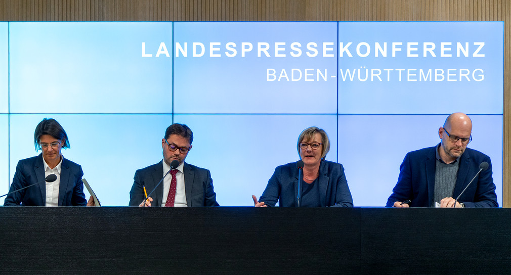 Von rechts nach links: Finanzministerin Edith Sitzmann, Michel Feigenbrügel, Steuerattaché der französischen Botschaft Berlin, und Kirsten Rösel vom Bundeszentralamt für Steuern bei der Pressekonferenz.