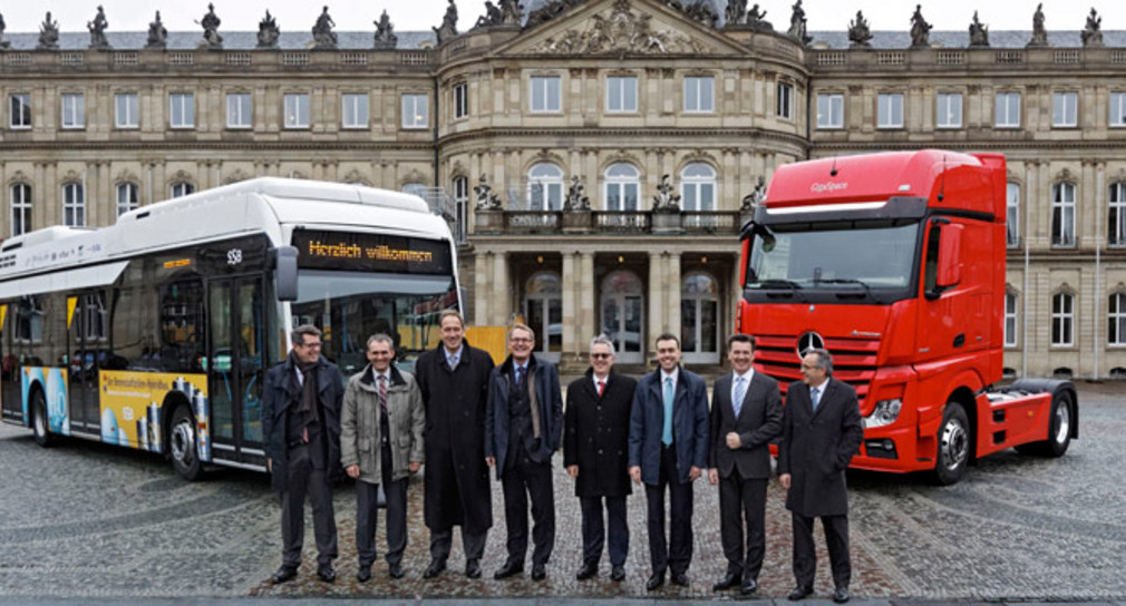 Nutzfahrzeugdialog Schmid tauscht sich mit Spitzenvertretern der Wirtschaft über die Zukunft des Nutzfahrzeugs aus Minister Schmid mit den Teilnehmern am Nutzfahrzeugdialog im Januar 2015