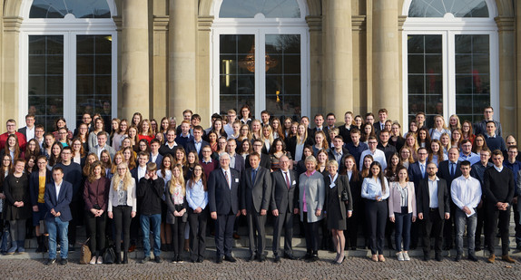 Gruppenbild der Anwärterinnen und Anwärter vor dem Neuen Schloss in Stuttgart. 