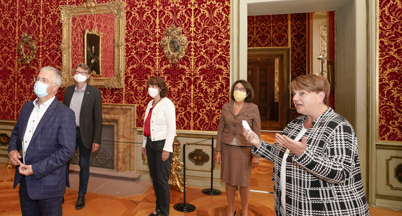 Eröffnung der Prunkräume im Residenzschloss Rastatt. Im Bild von links nach rechts: Hans Jürgen Pütsch (OB-Rastatt), Christian Lindinger (Vermögen&Bau BW), Gisela Splett (Ministerium für Finanzen BW), Dr. Karin Ehlers (SSG-Leiterin Bereich III) und Dr. Petra Pechaček (SSG-Konservatorin). / Foto: Andreas Weise/factum